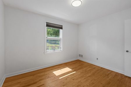 For Lease - 10 Delong Drive, Beacon Hill North - South and Area, Ontario - Photo 4