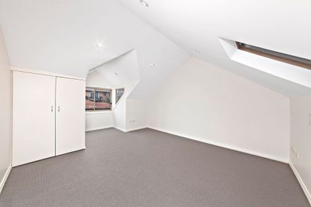 Three Bedroom Bondi Townhouse - Photo 3