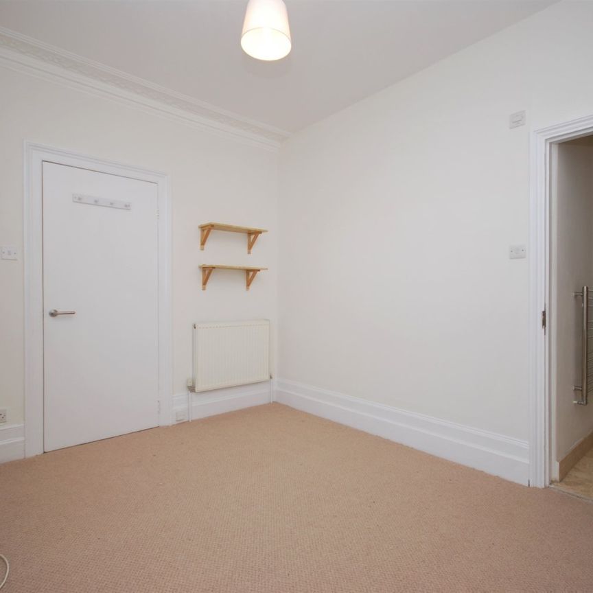 Flat to rent - Evelina Road, London, SE15 - Photo 1