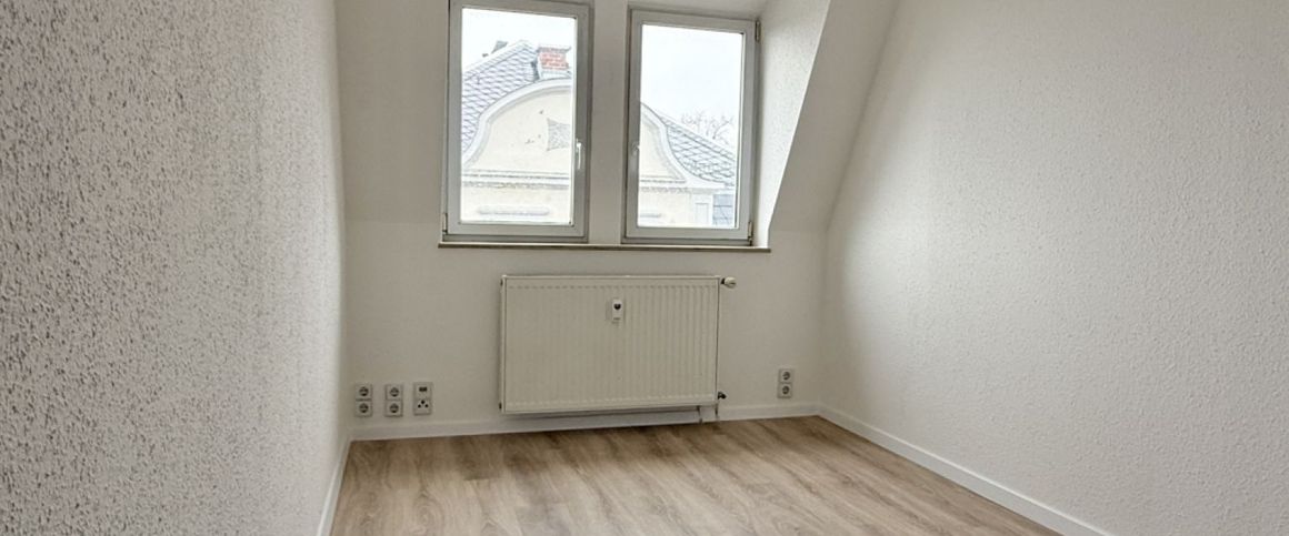 3-Raum • Dachgeschoss • schöner Grundriss • Bad mit Wanne • modernes Laminat • gepflegtes Haus - Photo 1