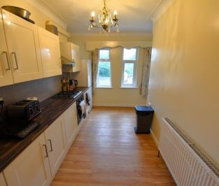 9 bedroom Flat in Otley Road Bed), Leeds - Photo 5