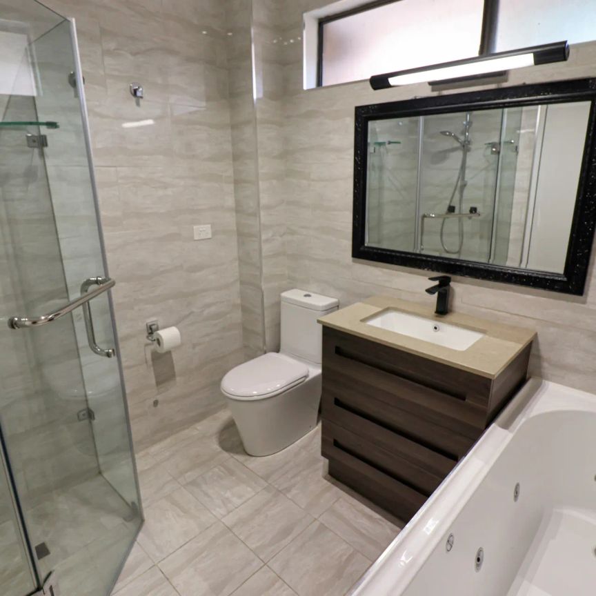 Private & Renovated Townhouse in Prime Location – Backing Onto National Park - Photo 1