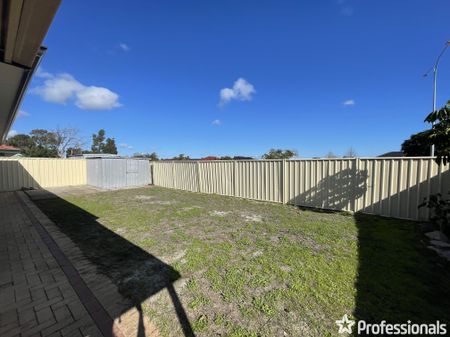 35 Tritonia Rise, Thornlie WA 6108 - Photo 5