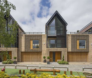 An immaculate and substantial contemporary townhouse - Photo 3