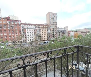 Alquiler de piso en Calle Mena - Foto 1