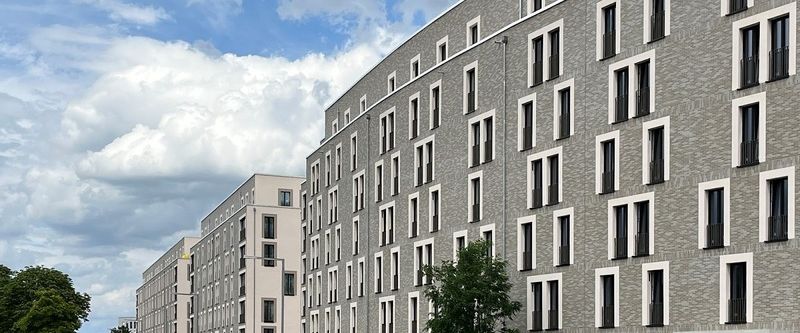 Neubauwohnung an der Waterkant mit Fußbodenheizung und Balkon / WBS 180/160/140 erforderlich - Photo 1