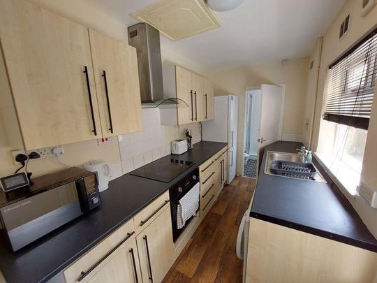 1 bedroom in a house share to rent - Photo 1