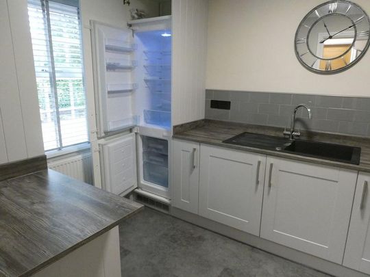 2 bedroom mews to rent - Photo 1