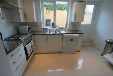 1 bedroom in a house share to rent - Photo 3