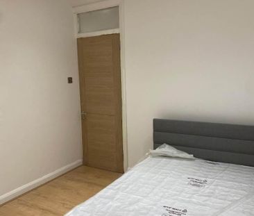 1 bedroom in a flat share to rent - Photo 2