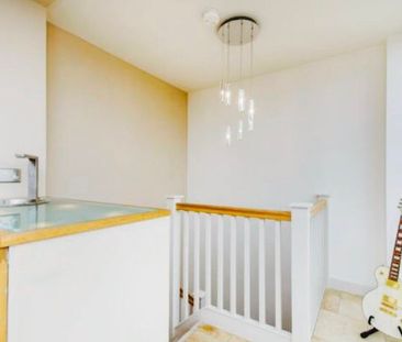 2 Bed Penthouse, Rayleigh Road, E16 - Photo 3