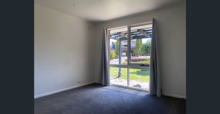 Recently renovated for a fresh, modern feel throughout ! - Photo 3