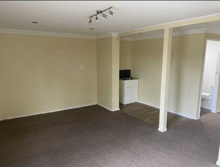 SPACIOUS FAMILY HOME WITH LARGE RUMPUS ROOM DOWNSTAIRS - Photo 4