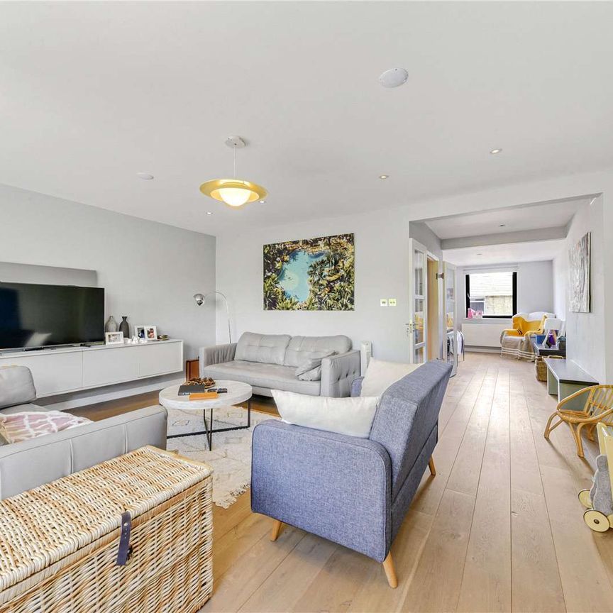 A recently redecorated mid-terrace townhouse, on this quiet road in Primrose Hill Village, opposite the park. - Photo 1