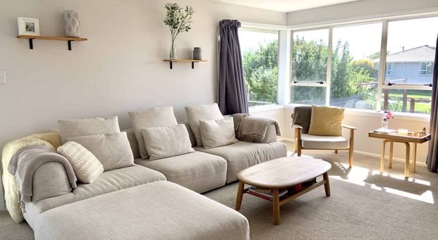 Immaculate fully furnished modernised 2 bedroom townhouse in prime location! - Photo 1