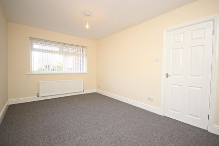 3 bedroom semi-detached bungalow to rent - Photo 2