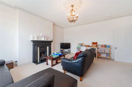 3 bedroom flat in Belsize Park - Photo 4