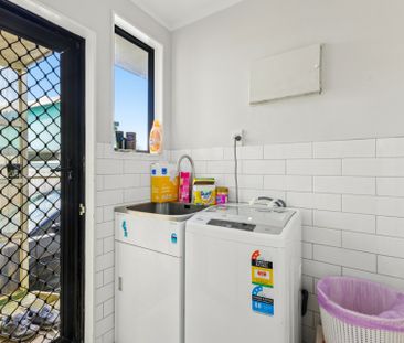 Bright sunny home, fully fenced back yard - Photo 5