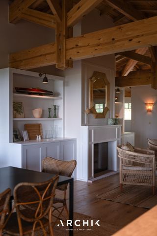 Architecture balnéaire inspirée du style néo-colonial, cette maison d'environ 250 m2 occupe un beau terrain de 1 300 m2, offrant une vue exceptionnelle sur le Bassin. - Photo 2