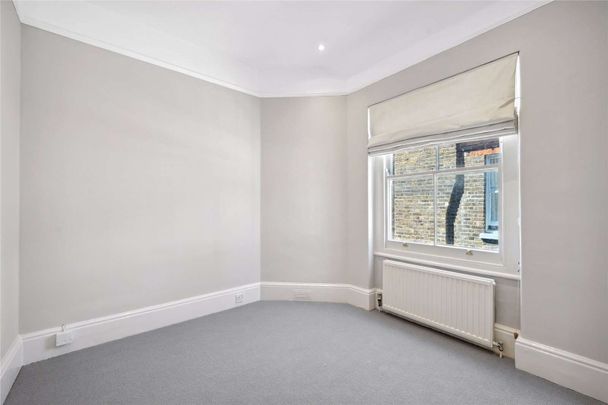 A beautifully-presented two bedroom flat in Albany Mansions. - Photo 1