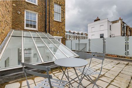 An impressive split-level maisonette, offered in immaculate condition forming part of an end of terrace period home. - Photo 4