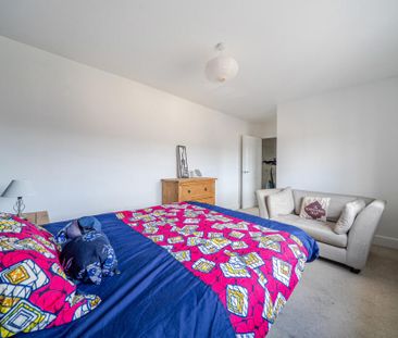 Beautiful Canal Side Two Bed Top Floor Flat to Let in Stroud - Photo 3