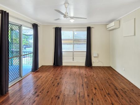 Located in a quiet cul-de-sac, family friendly area with convenient access to schools and shops. - Photo 2