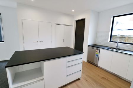 Architecturally Designed Three-Bedroom Townhouse – Karori - Photo 2