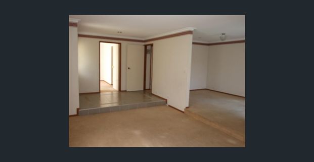 LARGE WELL PRESENTED FAMILY HOME IN LOVELY NEIGHBOURHOOD!! - Photo 1