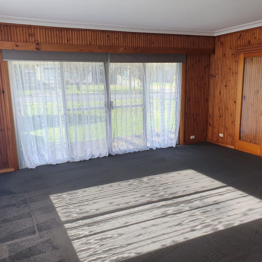 SPACIOUS 3 BEDROOM VERY COMFORTABLE - Photo 1