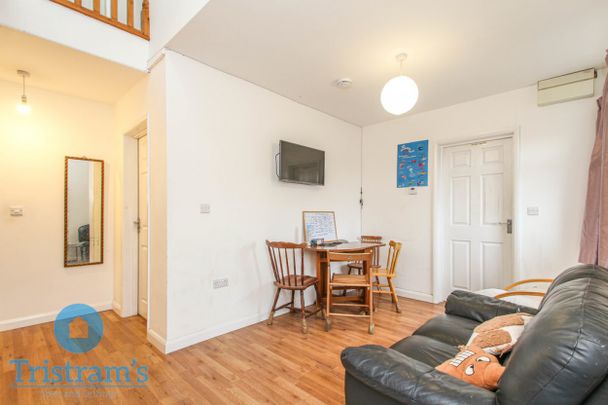 6 bed Detached House for Rent - Photo 1