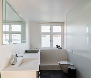 Moderne halvt dobbelthus med solrig have i hjertet af Valby - Photo 1