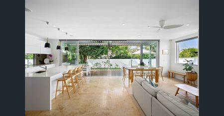 Superb Family Entertainer in Prized Locale - Photo 2