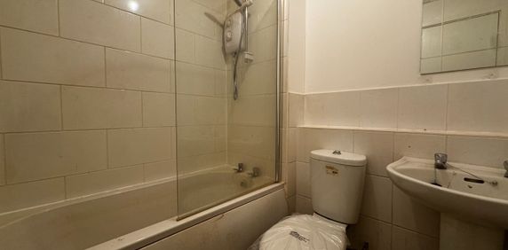 Studio Flat, Helford Gardens, SO18 - Photo 2