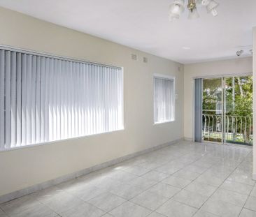 Bright & Sunny Two Bedroom Apartment - Photo 1