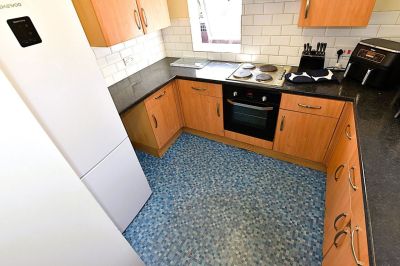 3 bedroom Flat in Cardigan Road, Leeds - Photo 1