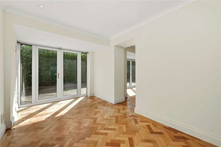 A spacious five bedroom detached family home in Virginia Water - Photo 3