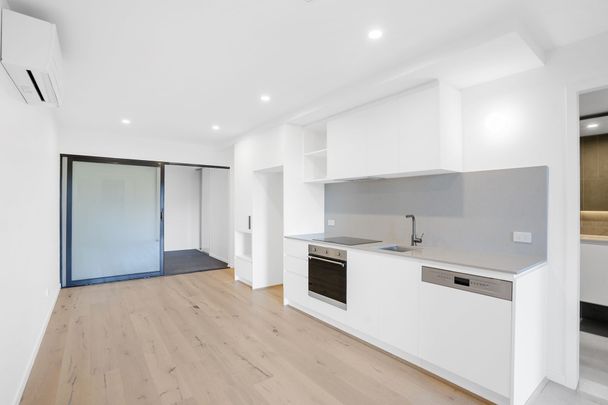 Comfort Meets Convenience, Welcoming Two-Bedroom Apartment in Metropol - Photo 1