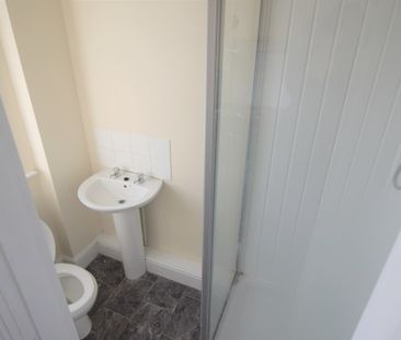 To Let Flat - Photo 3