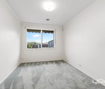 Spacious Family Home with Outdoor Entertaining & Double Garage - Photo 3