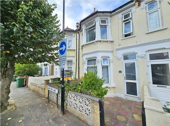 3 Bed Terraced House, London, E6 - Photo 1