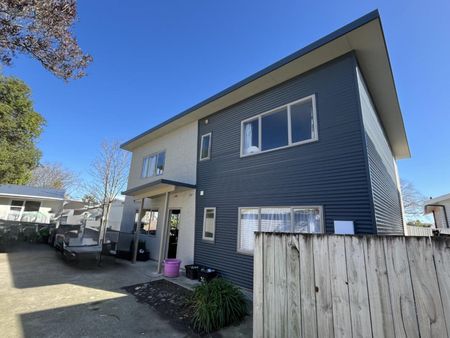 Stylish, spacious and centrally located - Photo 2