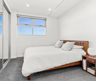 Modern Executive Living with Blue Mountains Views - Photo 6