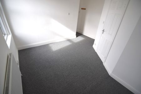 To Let 1 Bed Flat - Photo 2