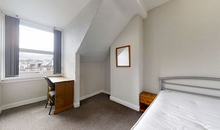Spacious 5-Bed Student House with Garden and On-Street Parking - Photo 3