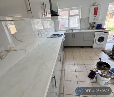 4 bedroom end of terrace house to rent - Photo 5