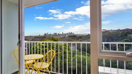 SUNNY 2 BEDROOM APARTMENT WITH SENSATIONAL VIEWS & PARKING - Photo 4