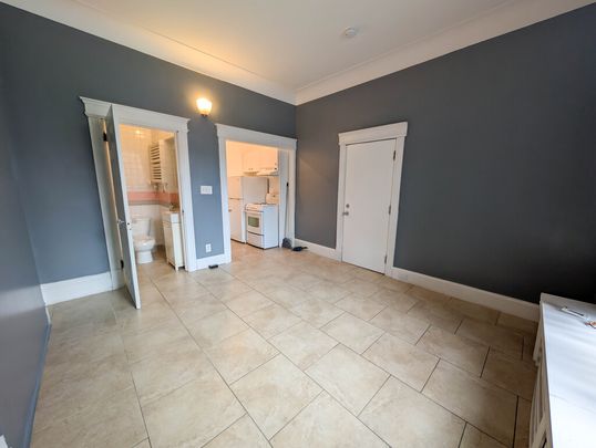 **Downtown Hamilton** Cozy Main Floor Bachelor Apartment!! - Photo 1