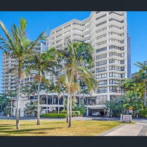 100 m2 3 bedroom Central Surfers Paradise unit - Photo 3