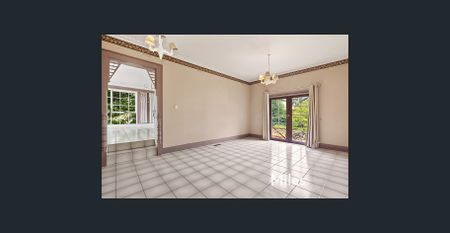 WARM WELCOMING AND FULL OF CHARACTER! - Photo 2